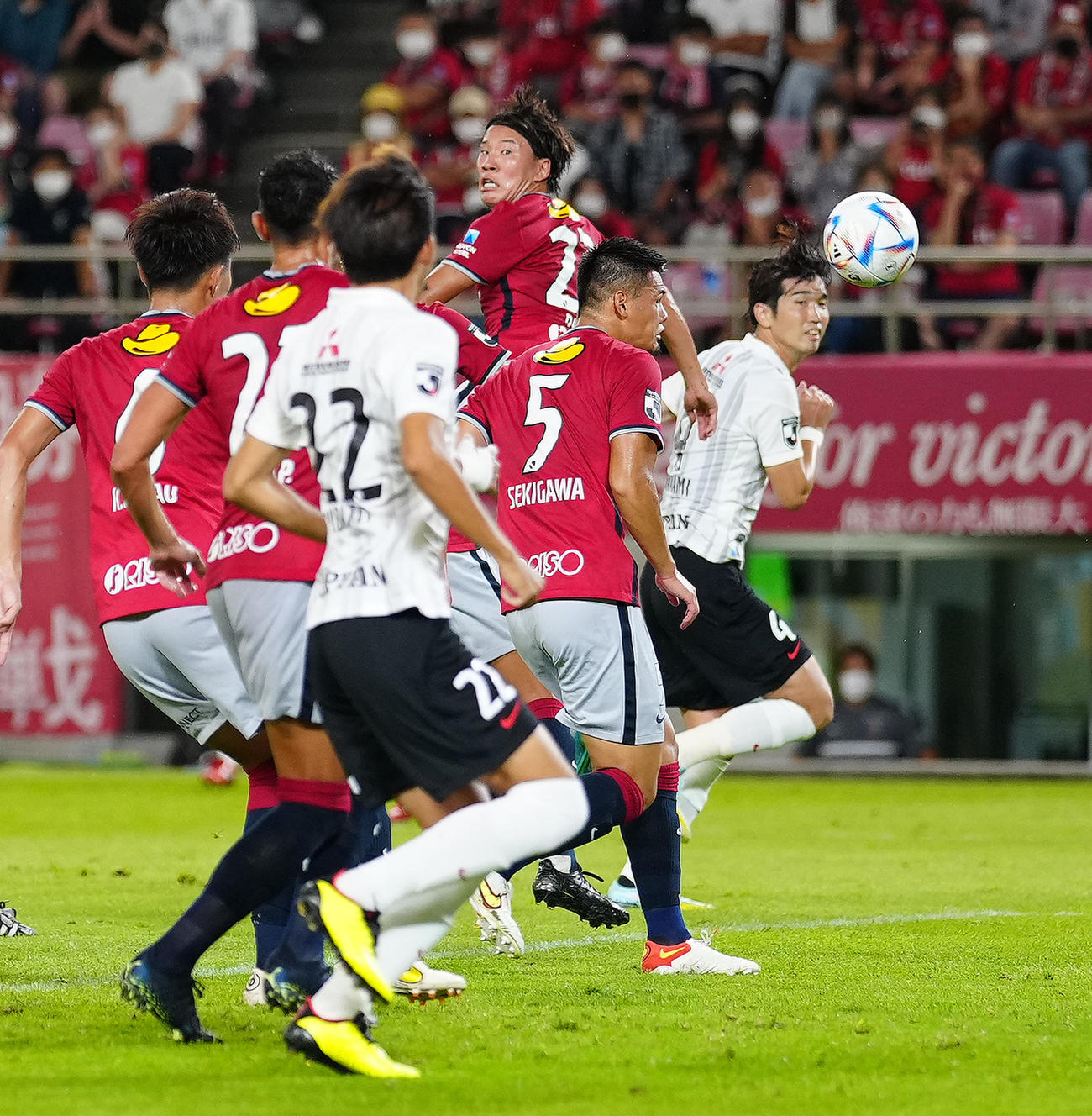 鹿島対浦和　後半、FKからヘディングでゴールを決める浦和岩波（右端）（撮影・江口和貴）