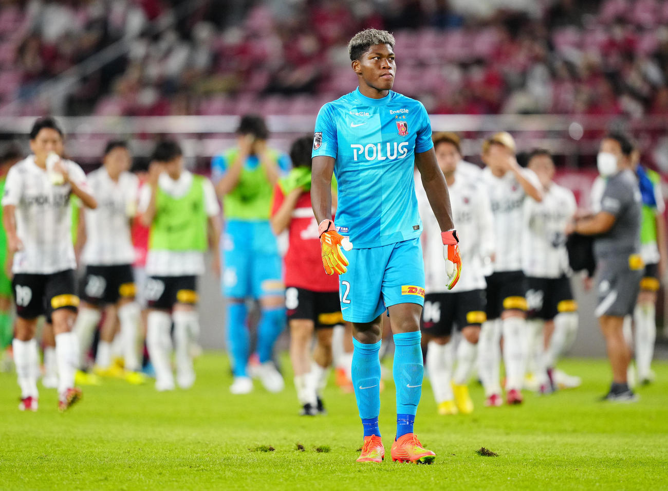 鹿島対浦和　試合後、あいさつに向かう浦和GK鈴木（撮影・江口和貴）