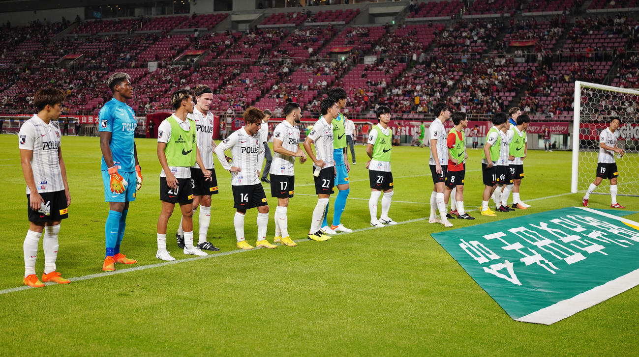 鹿島対浦和　試合後、サポーターにあいさつする浦和の選手たち（撮影・江口和貴）