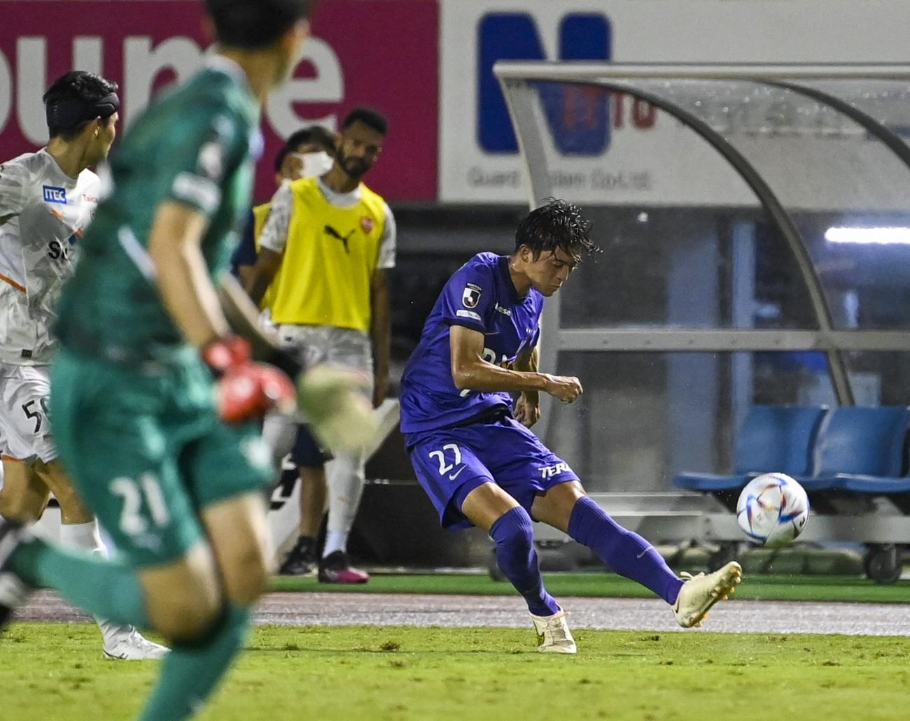 試合終了間際、2点目のゴールを決める広島・川村（共同）