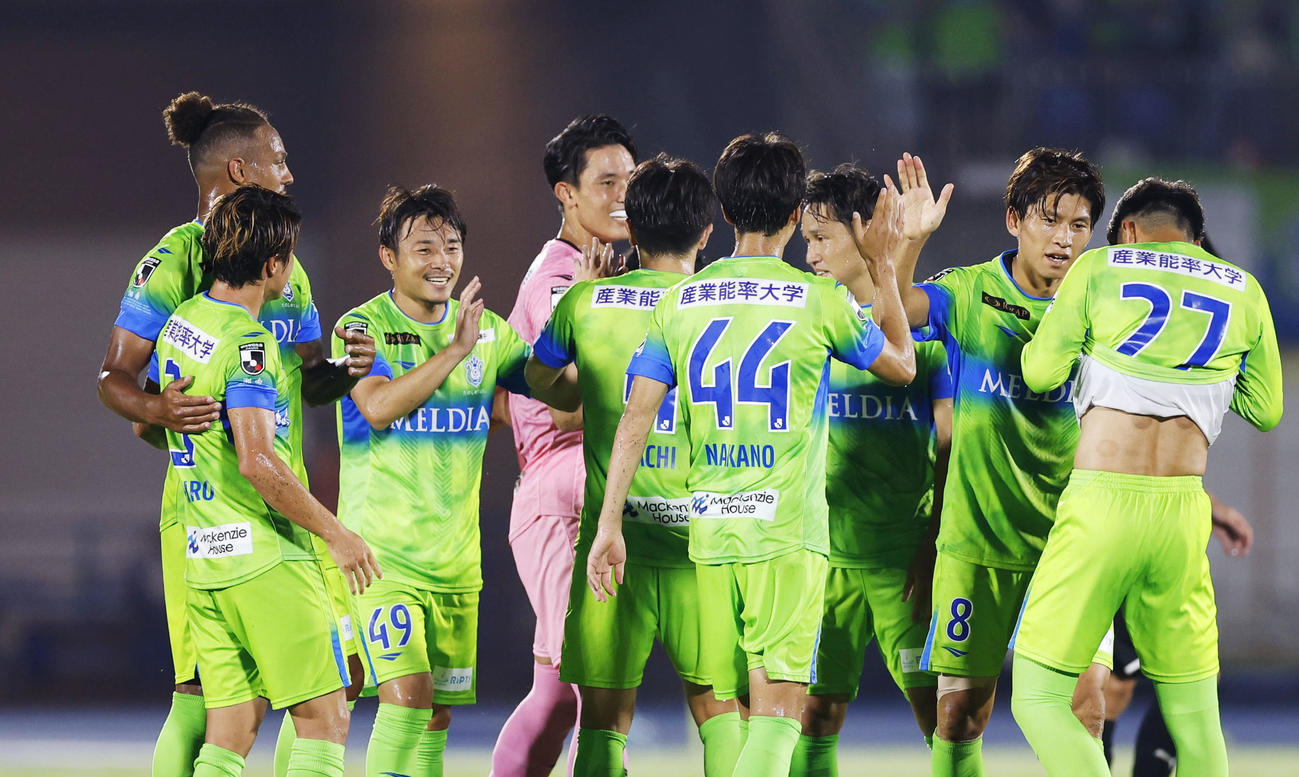 川崎に逆転勝ちし、喜ぶ阿部ら湘南イレブン（共同）