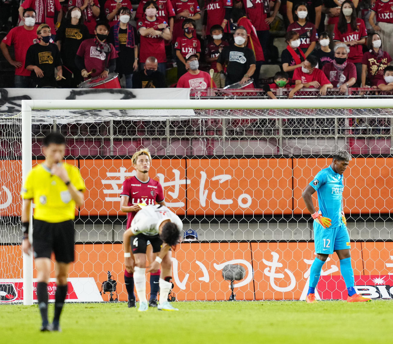 鹿島対浦和　試合終了のホイッスルを聞き、厳しい表情の浦和GK鈴木（右）と鹿島鈴木（左奥）（撮影・江口和貴）