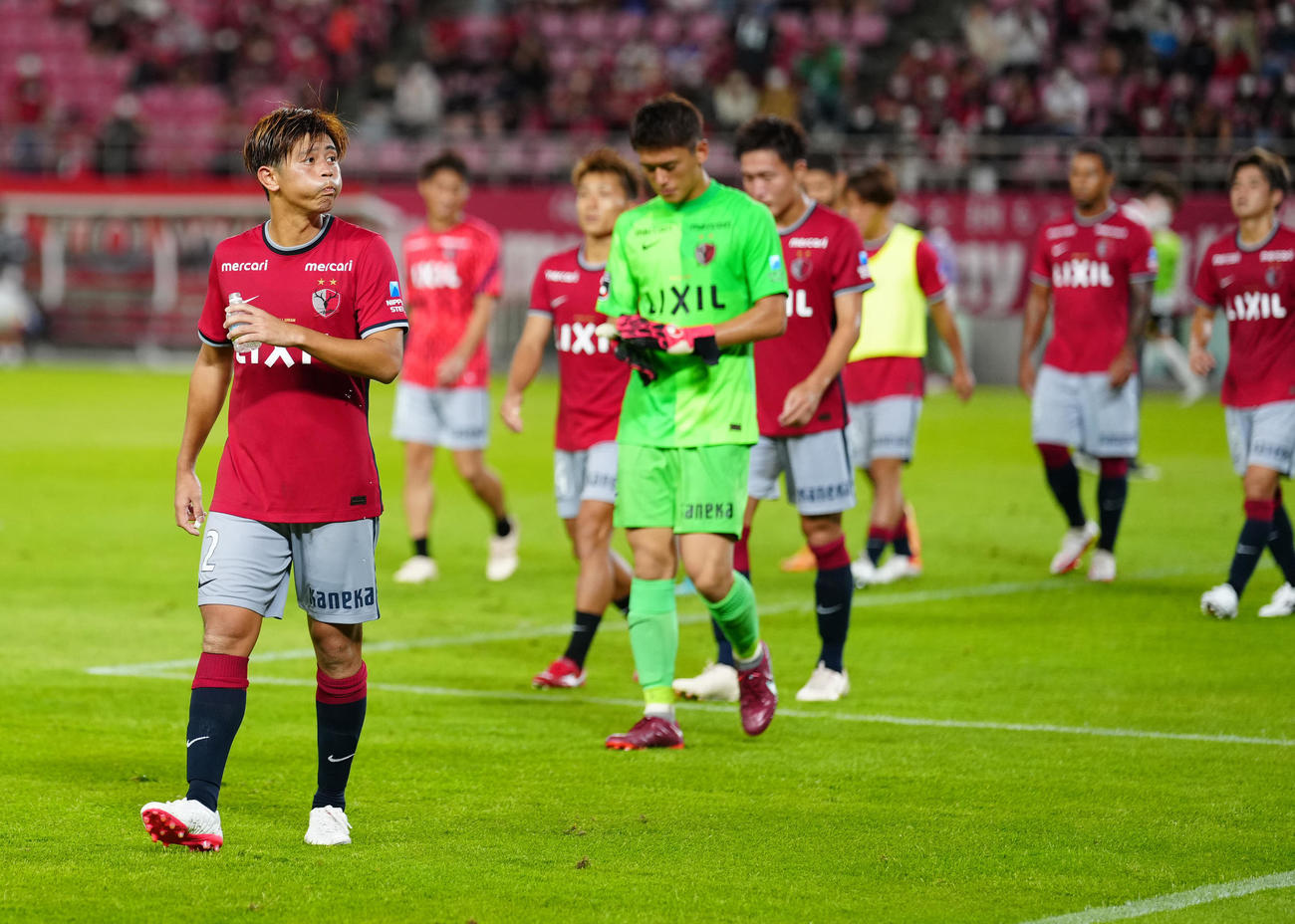 鹿島対浦和　試合後、場内1周する鹿島安西（左端）（撮影・江口和貴）