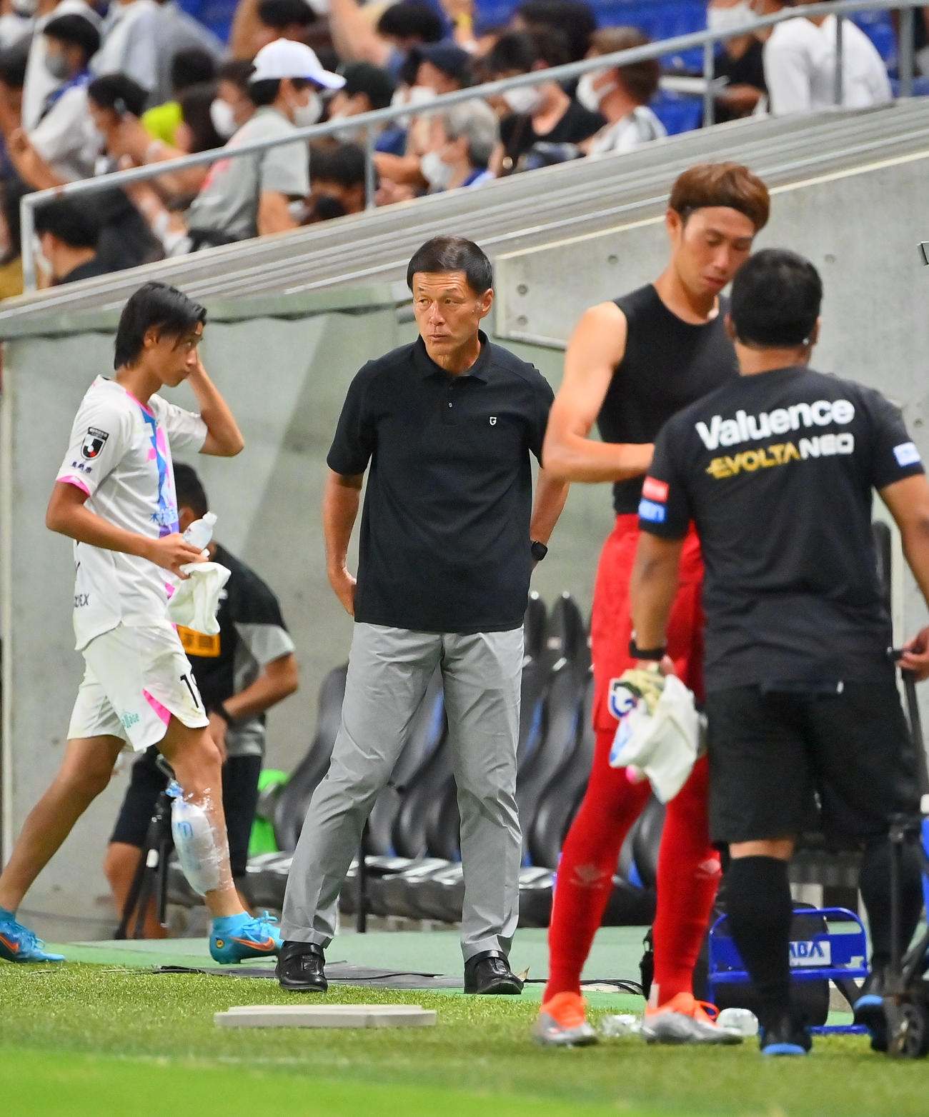 G大阪対鳥栖　鳥栖に敗れ引き揚げるG大阪松田監督（撮影・和賀正仁）
