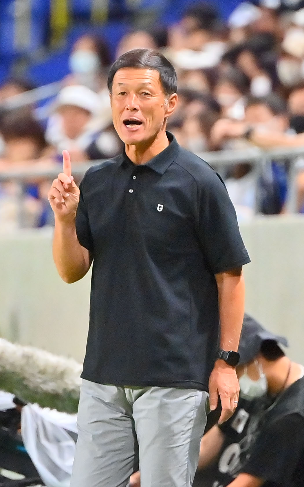 G大阪対鳥栖　前半、ベンチから指示を出すG大阪松田監督（撮影・和賀正仁）