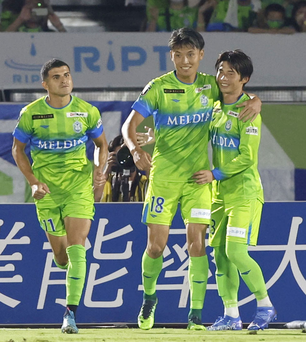 湘南対川崎F　後半、同点のPKを決め喜ぶ湘南町野（中央）（共同）