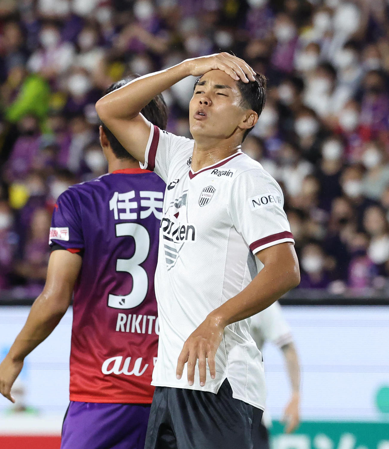 京都対神戸　後半、ヘディングシュートを放つも外して悔しがる神戸武藤（撮影・白石智彦）