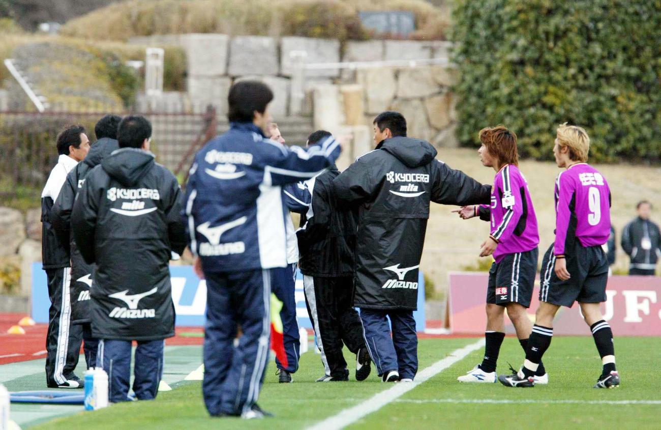 2003年3月　ナビスコ杯京都対大分　ロドリゴが奪って決めたゴールに対して大分陣営の前で抗議する京都・森勇介（右から2人目）と黒部光昭　