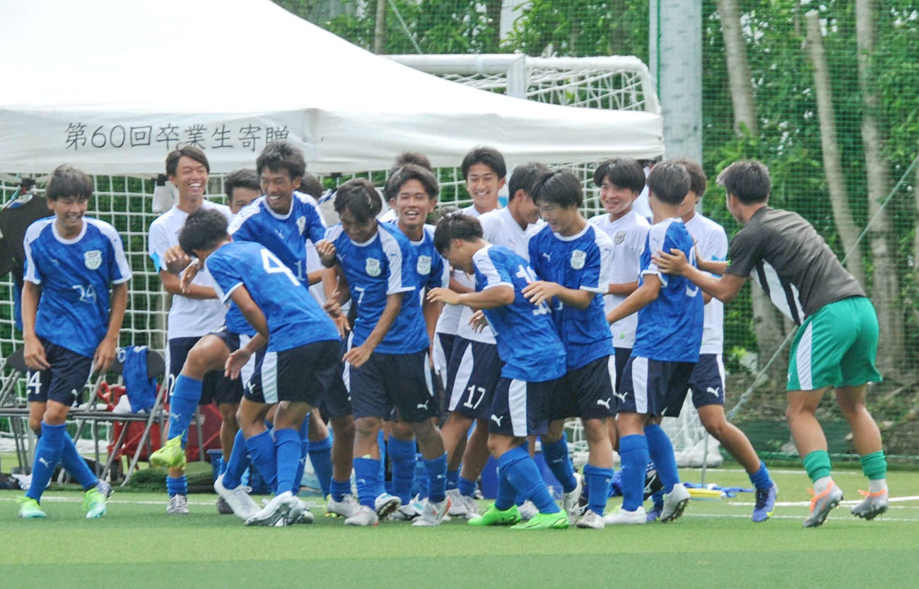 決勝ゴールが決まり、ベンチ前に集まって喜ぶ磐田東イレブン