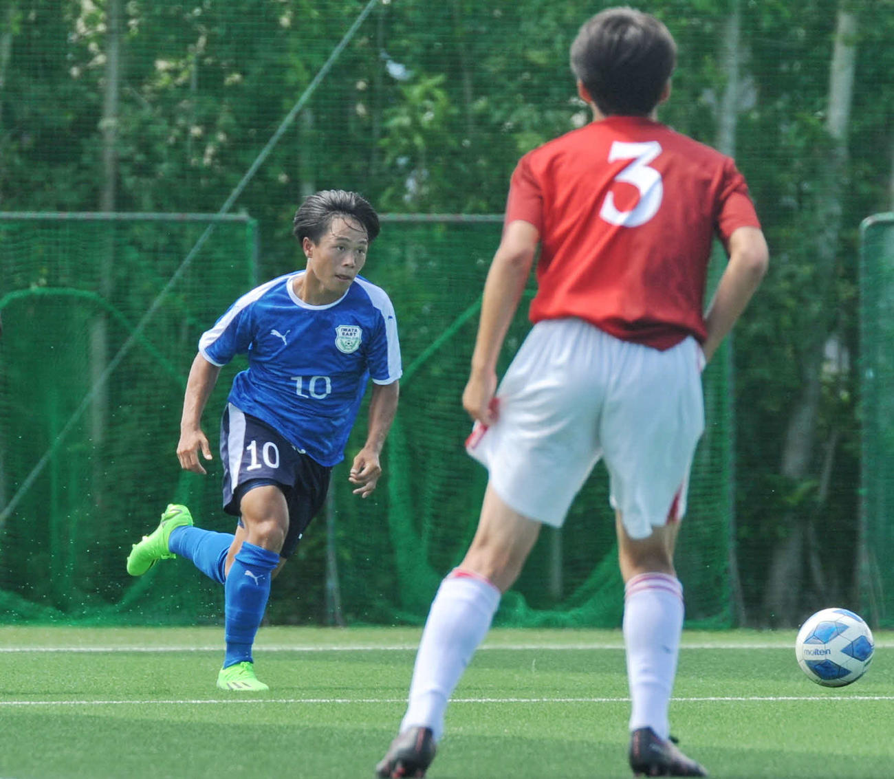 磐田東MF谷野（左）は、ドリブルで前進する