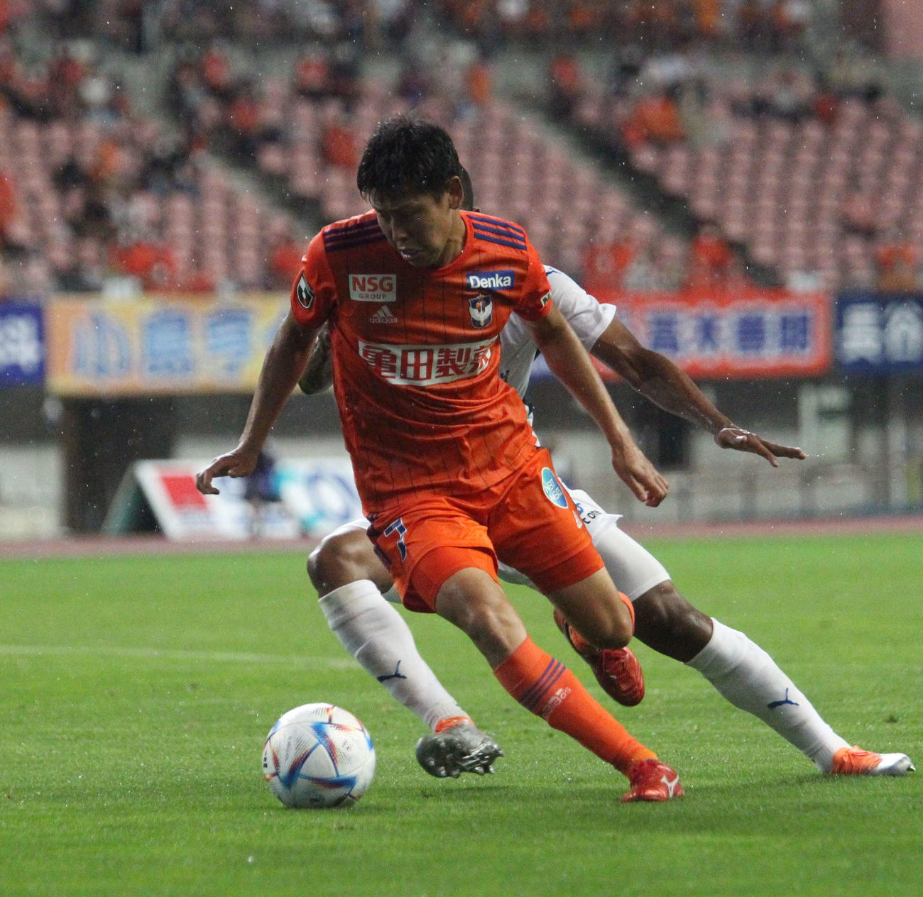 0－1の前半、相手DFを背にボールキープする谷口