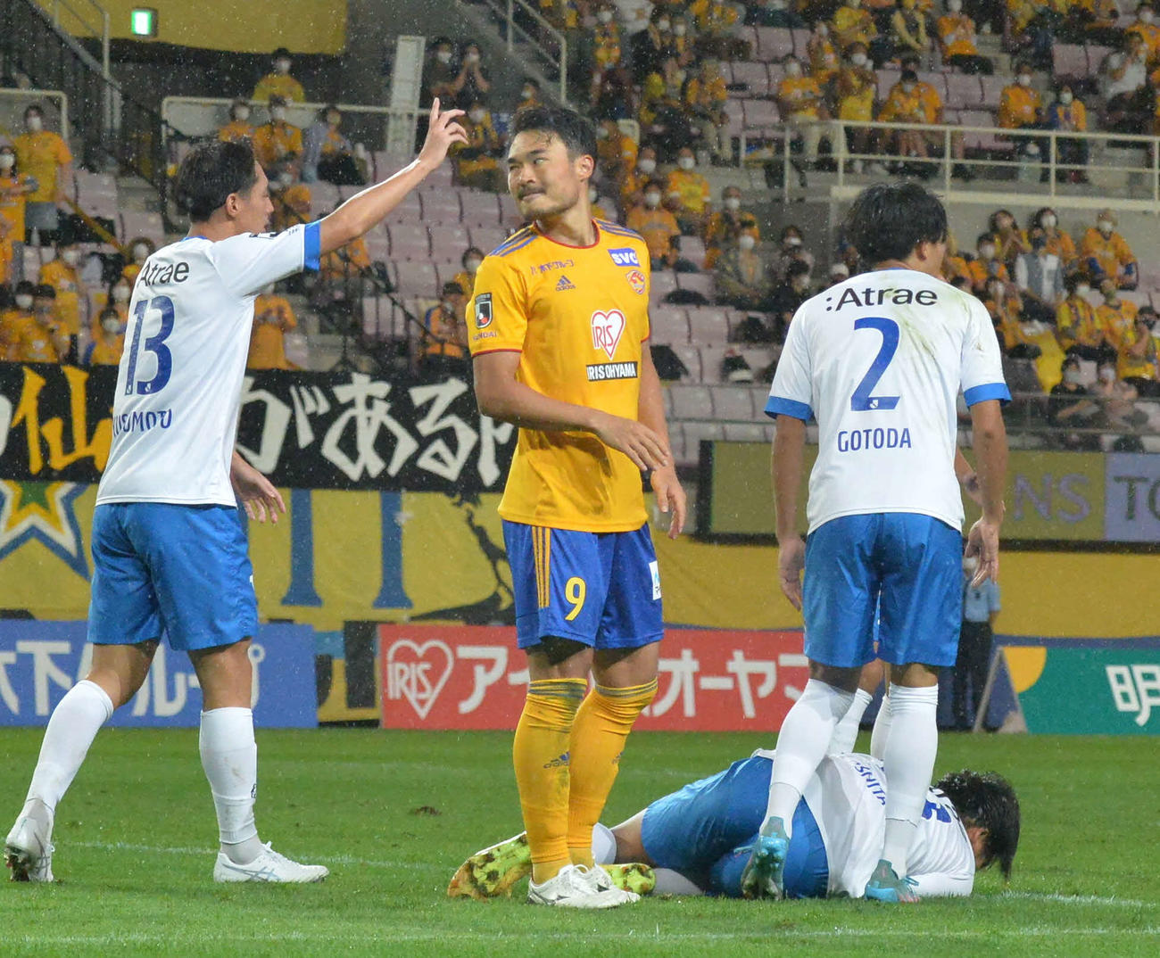 後半、仙台FW中山（中央）はヒールキックでゴールを狙うも、相手GKに阻まれ唇をかむ