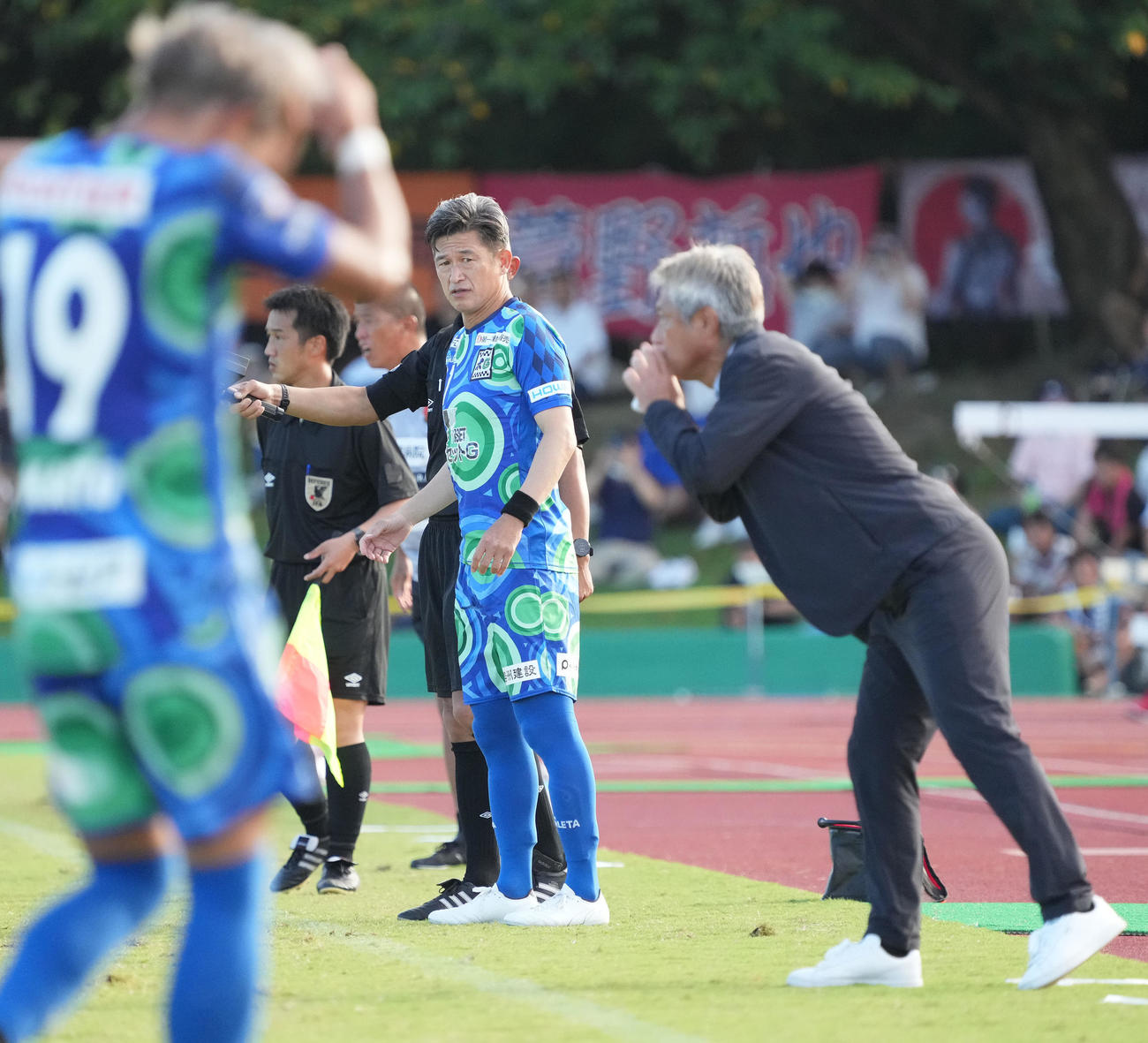 鈴鹿対三重　後半、途中出場する三浦知（中央）（撮影・森本幸一）