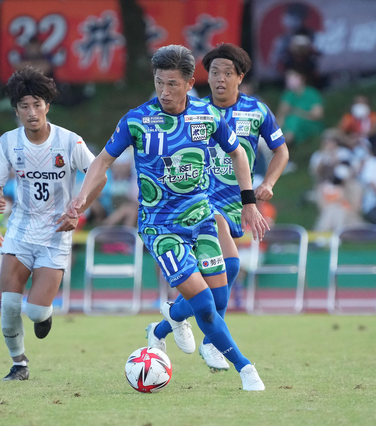 鈴鹿対三重　後半、途中出場し自らボールを持ち攻め込むカズ（中央）（撮影・森本幸一）