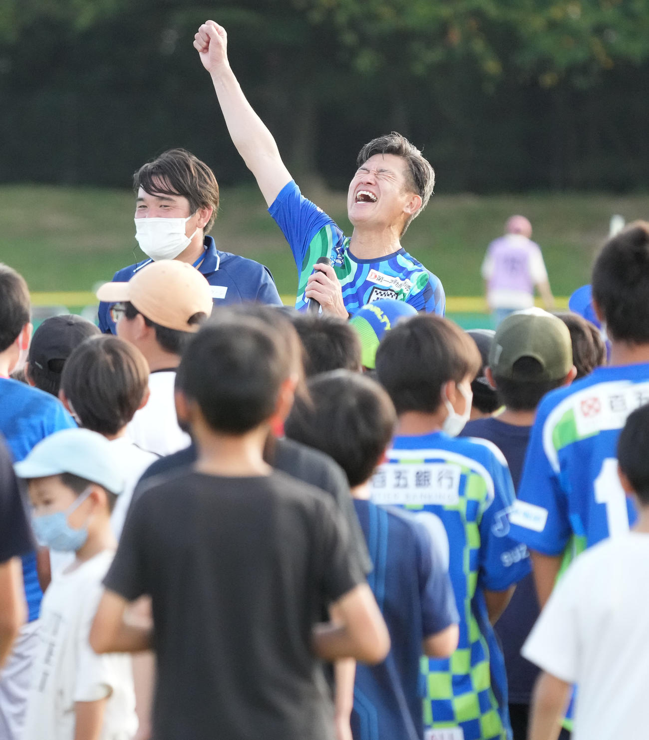 鈴鹿対三重　試合後のイベントで子どもたちの質問に答える三浦知（撮影・森本幸一）