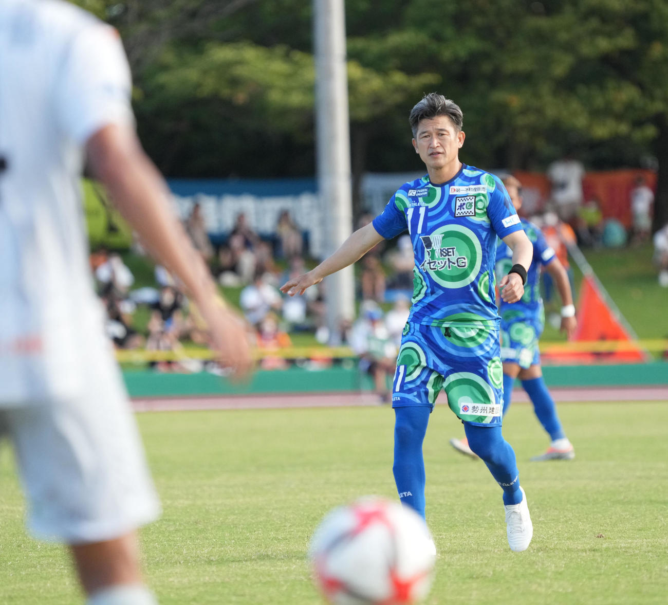 鈴鹿対三重　後半、途中出場するカズ（右）（撮影・森本幸一）