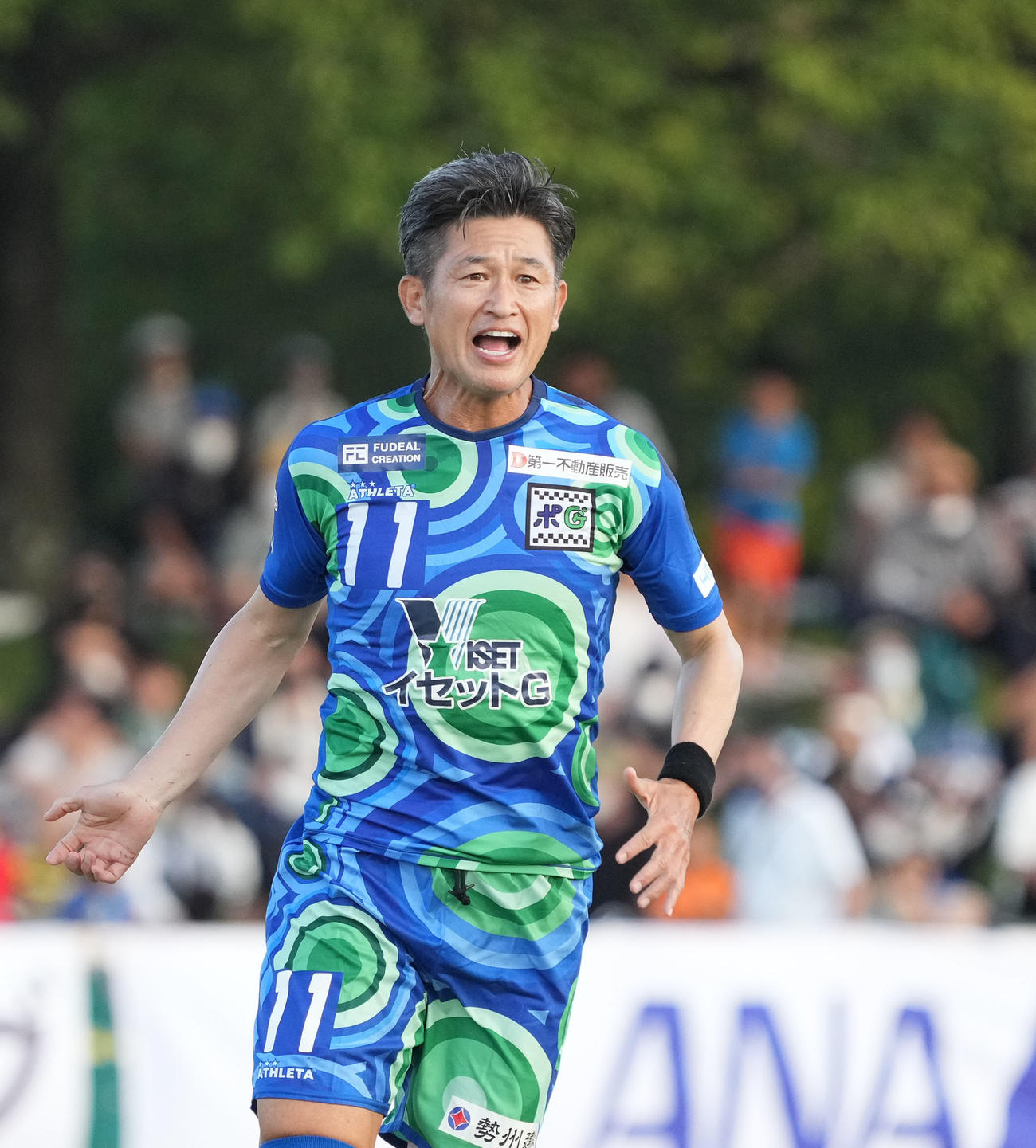 鈴鹿対三重　後半、途中出場し指示を出すカズ（撮影・森本幸一）