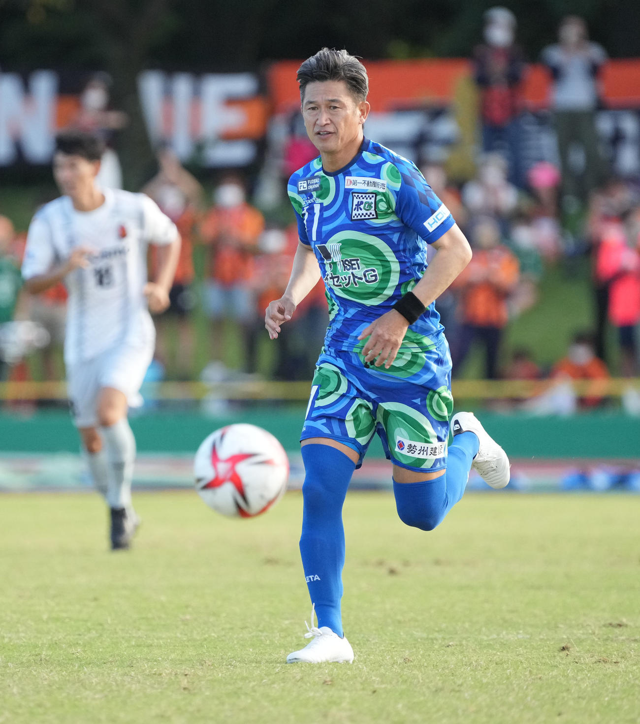 鈴鹿対三重　後半、途中出場しボールを追う三浦知（撮影・森本幸一）