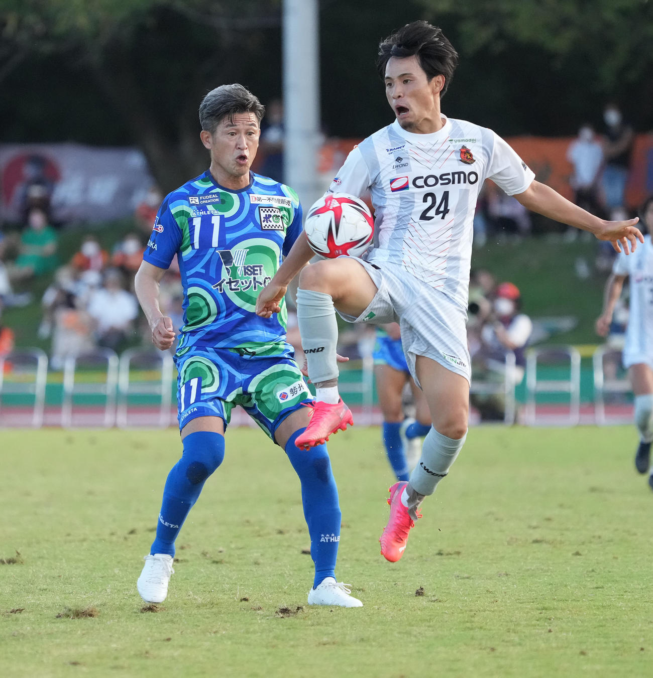 鈴鹿対三重　後半、途中出場し三重池田（右）と競り合う鈴鹿三浦知（左）（撮影・森本幸一）