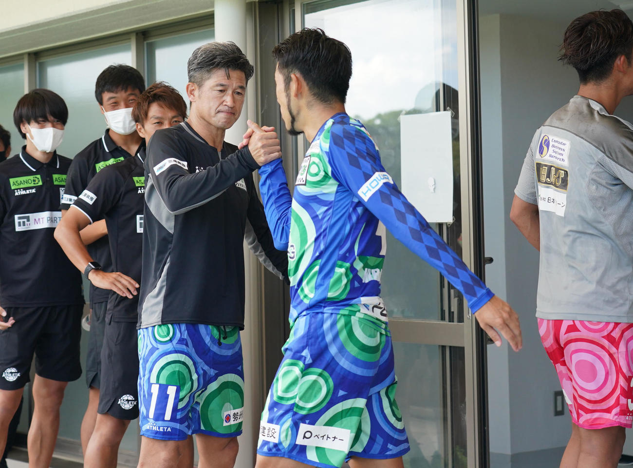 鈴鹿対三重　試合開始前、選手を送り出す三浦知（中央）（撮影・森本幸一）
