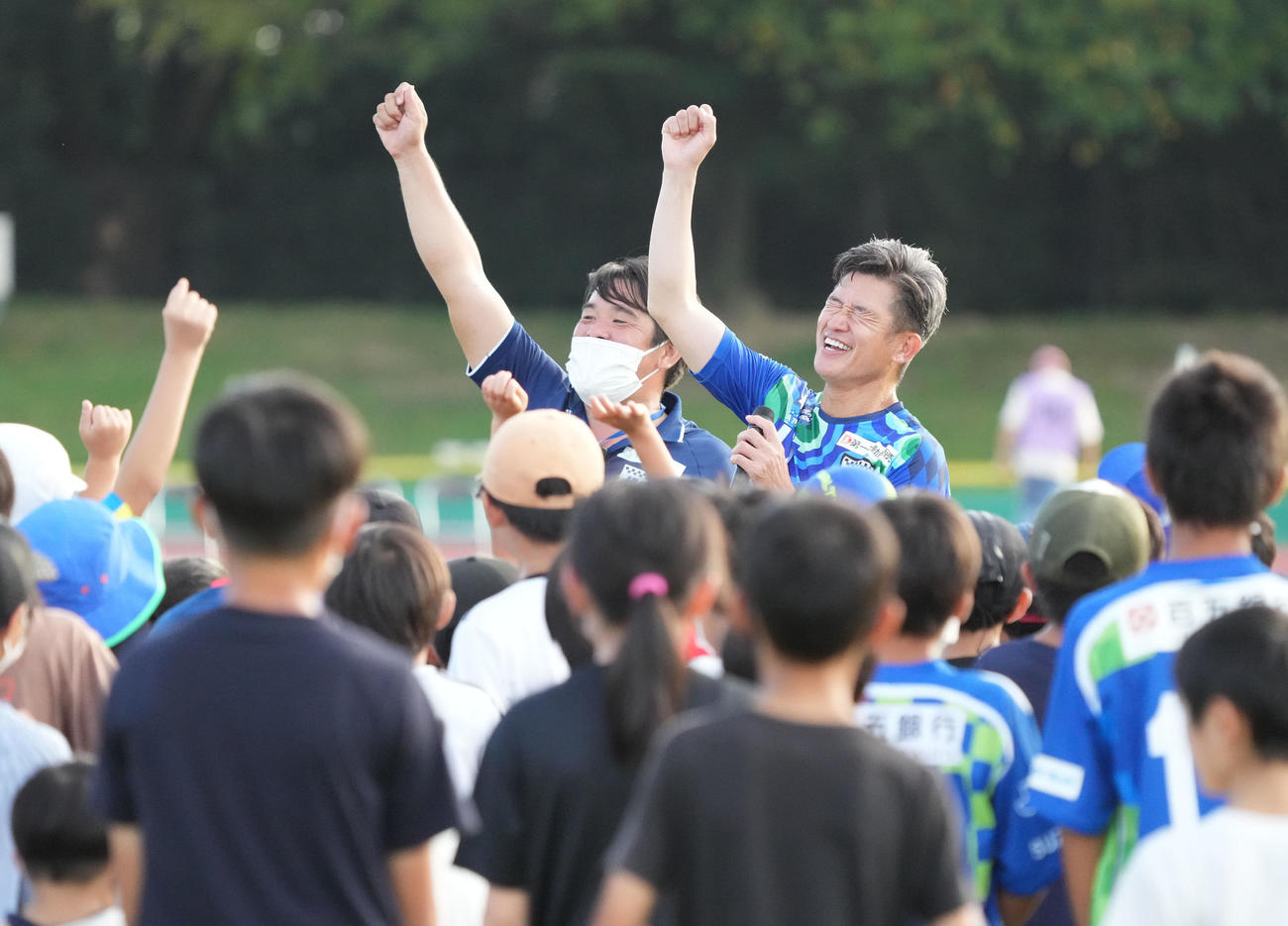 鈴鹿対三重　試合後のイベントで子どもたちの質問に答える三浦知（撮影・森本幸一）