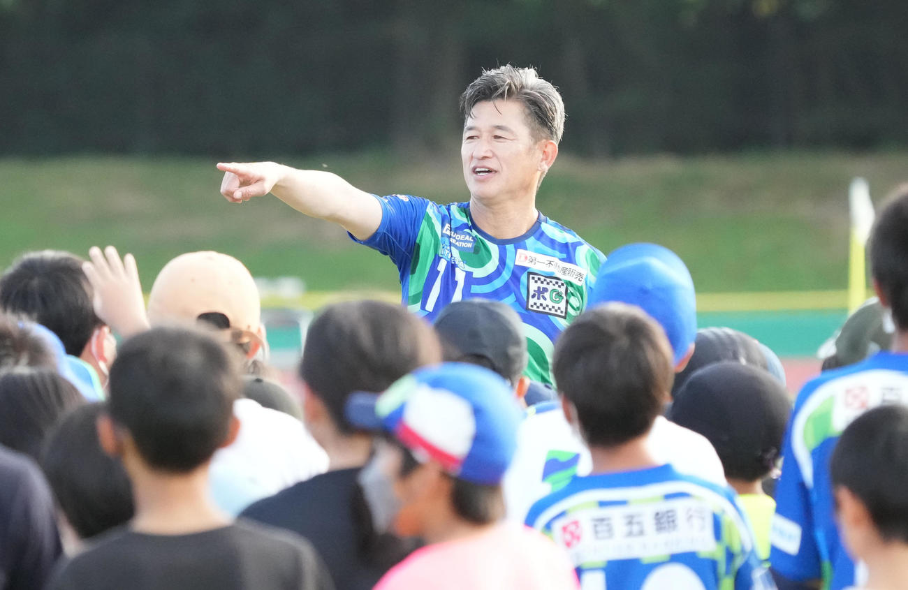 鈴鹿対三重　試合後のイベントで子どもたちの質問に答える三浦知（撮影・森本幸一）