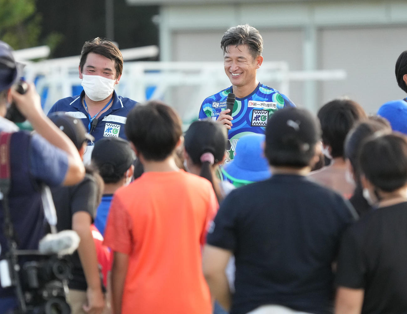 鈴鹿対三重　試合後のイベントで子どもたちの質問に答える三浦知（撮影・森本幸一）