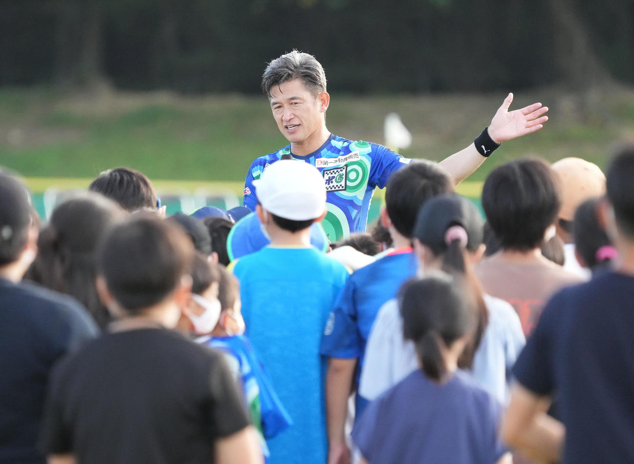 鈴鹿対三重　試合後のイベントで子どもたちの質問に答える三浦知（撮影・森本幸一）