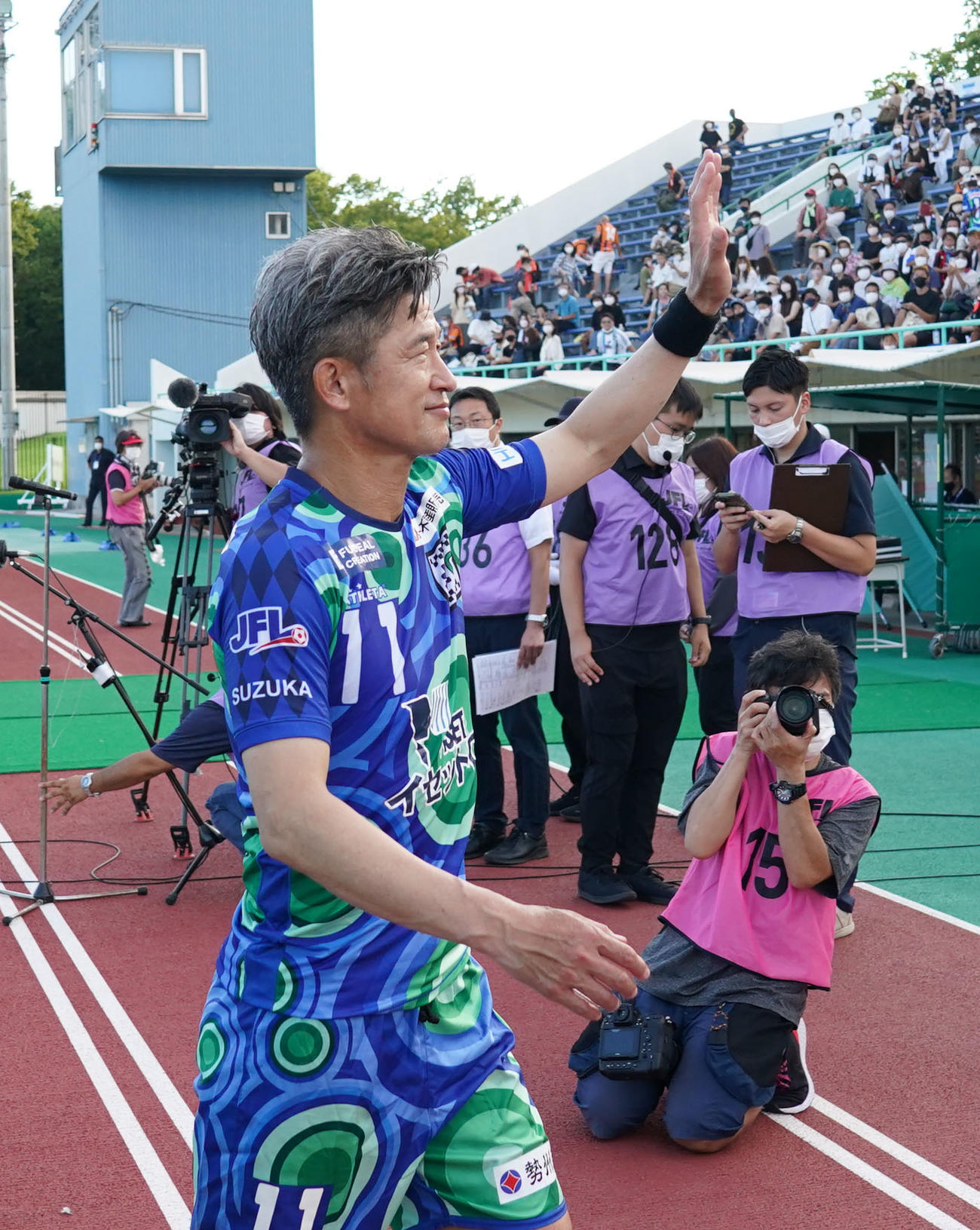鈴鹿対三重　試合後、スタンドの観客に手を振る鈴鹿三浦知（撮影・森本幸一）