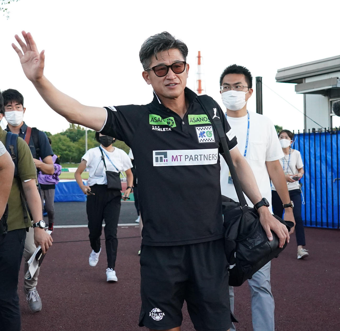 鈴鹿対三重　ファンに手を振り会場を後にする三浦知（撮影・森本幸一）