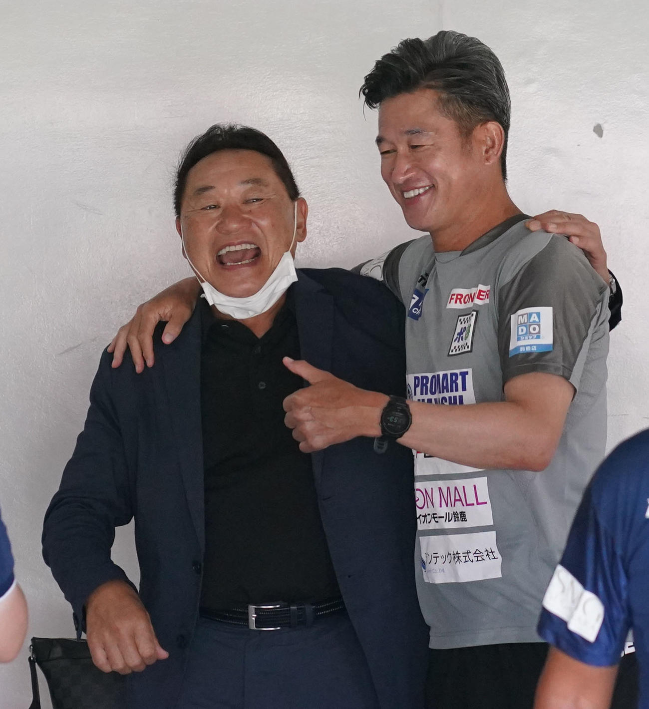 サッカーJFL　鈴鹿ポイントゲッターズ対ヴィアティン三重　会場入りした鈴鹿・三浦知良と談笑する松木安太郎氏（左）（撮影・森本幸一）
