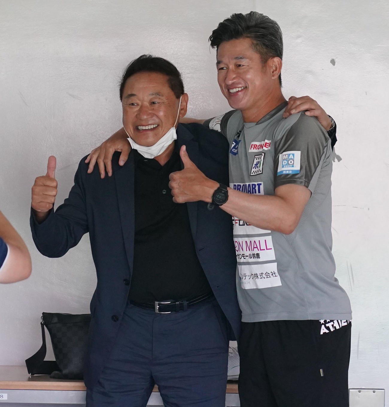 サッカーJFL　鈴鹿ポイントゲッターズ対ヴィアティン三重　会場入りした鈴鹿・三浦知良と談笑する松木安太郎氏（左）（撮影・森本幸一）
