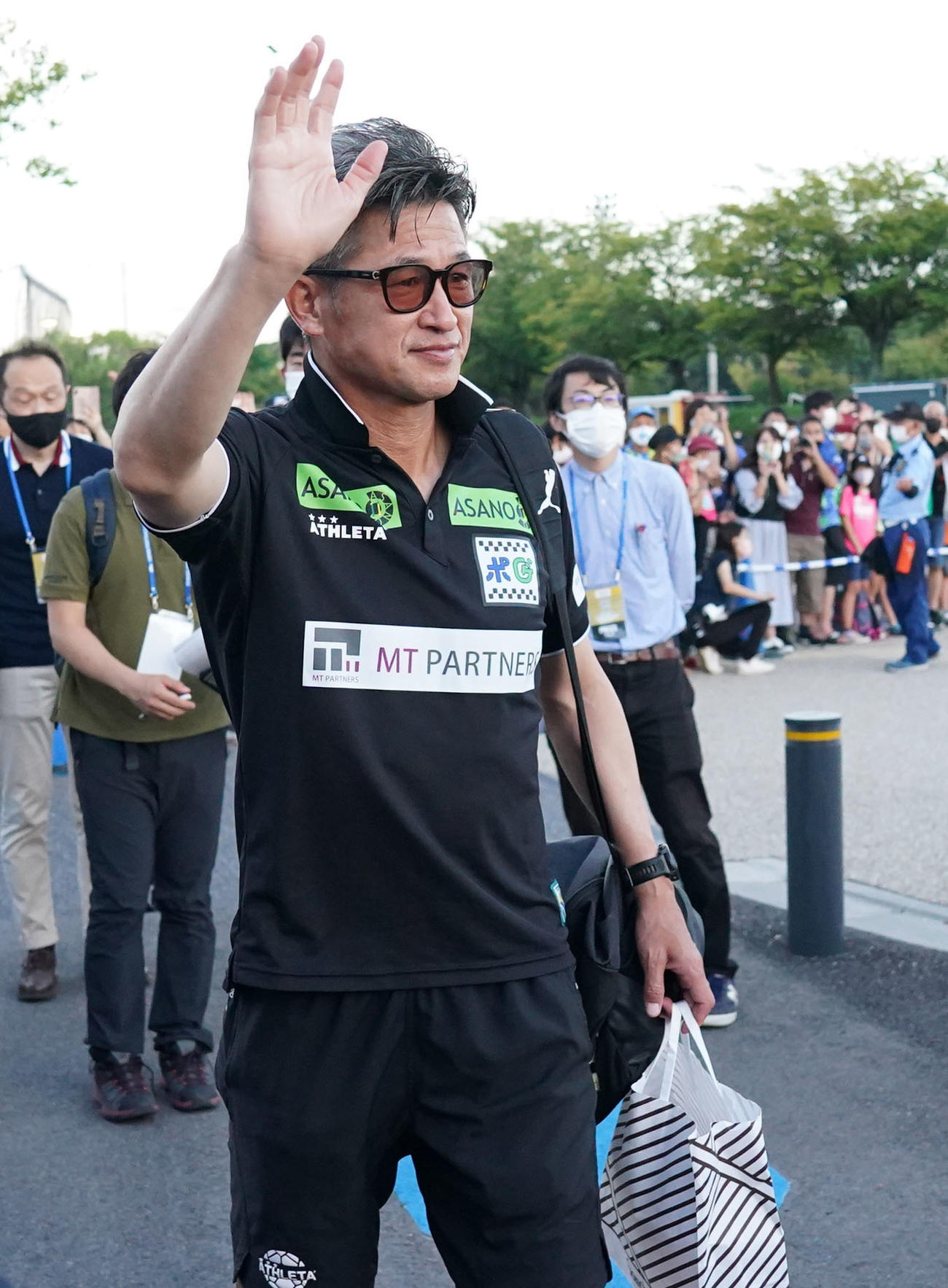鈴鹿対三重　ファンに手を振り会場を後にする三浦知（撮影・森本幸一）