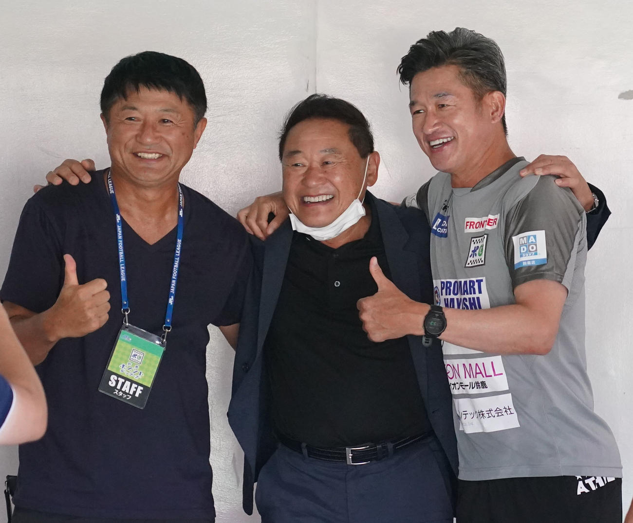 サッカーJFL　鈴鹿ポイントゲッターズ対ヴィアティン三重　会場入りし笑顔で記念撮影をする（左から）武田修宏、松木安太郎、三浦知良（撮影・森本幸一）