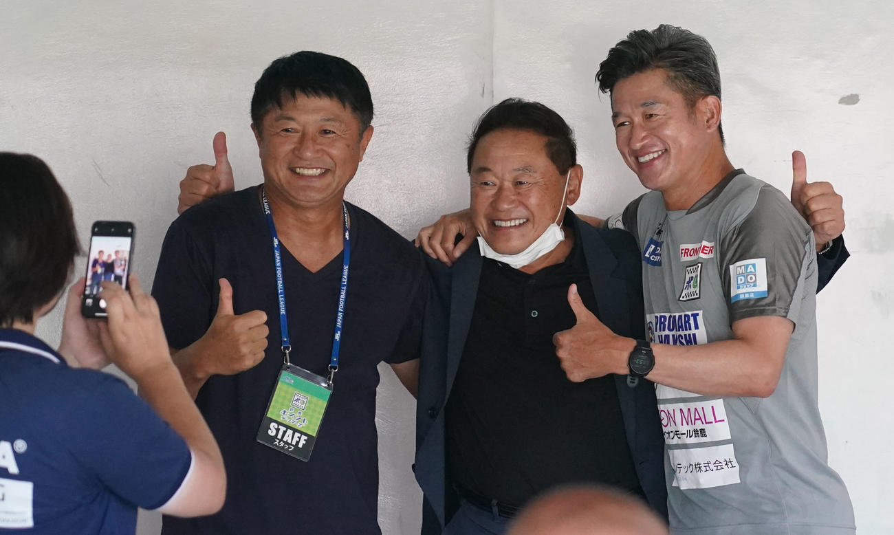 サッカーJFL　鈴鹿ポイントゲッターズ対ヴィアティン三重　会場入りし笑顔で記念撮影をする（左から）武田修宏、松木安太郎、三浦知良（撮影・森本幸一）