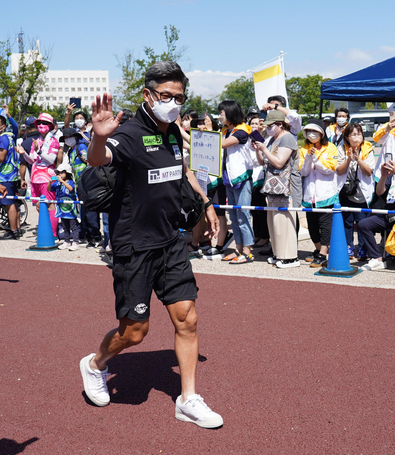 サッカーJFL　鈴鹿ポイントゲッターズ対ヴィアティン三重　会場入りする鈴鹿・三浦知良（撮影・森本幸一）