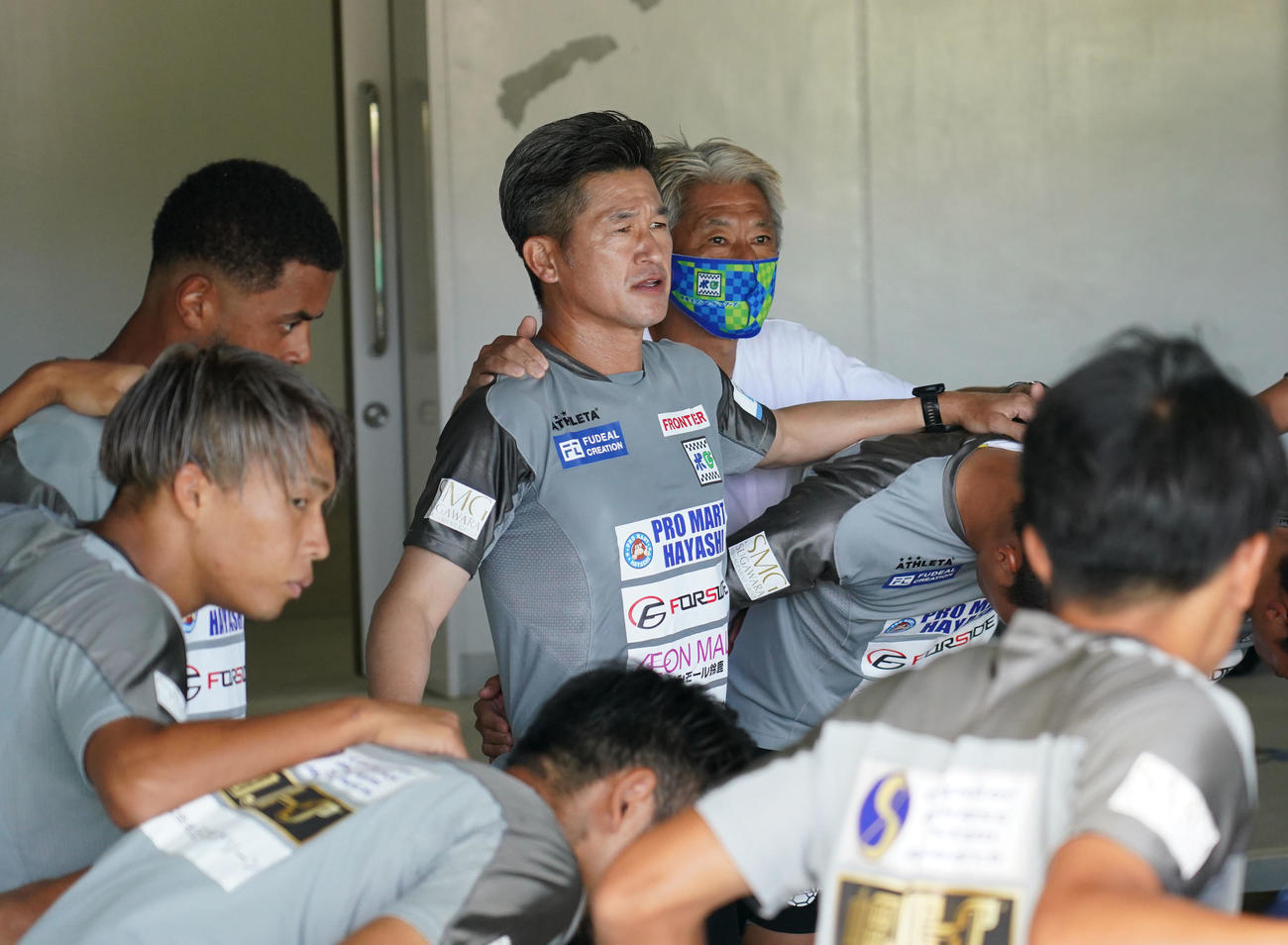 鈴鹿対三重　練習開始前、三浦泰監督らと円陣を組む三浦知（中央）（撮影・森本幸一）