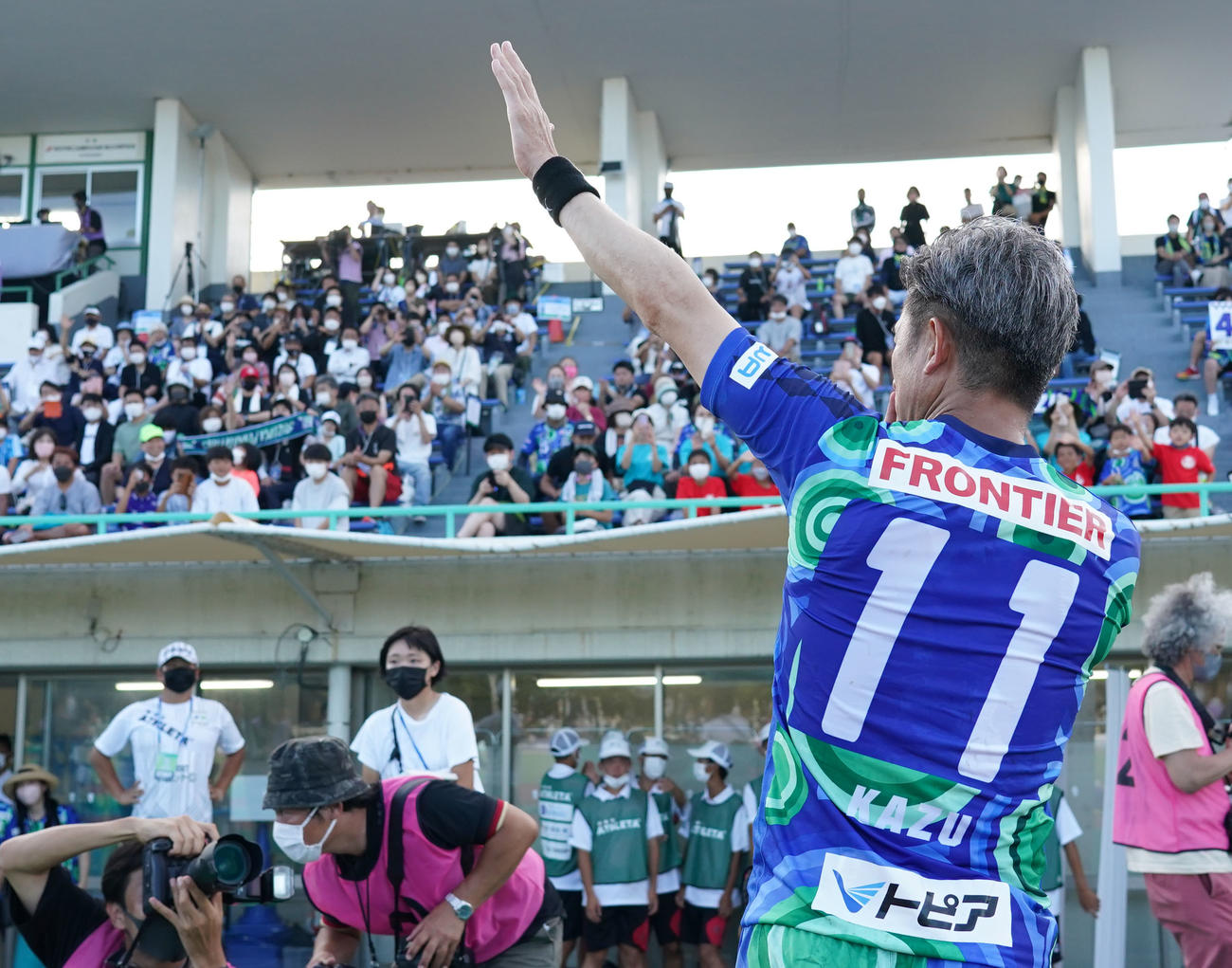 鈴鹿対三重　試合後、スタンドの観客に手を振る鈴鹿三浦知（撮影・森本幸一）