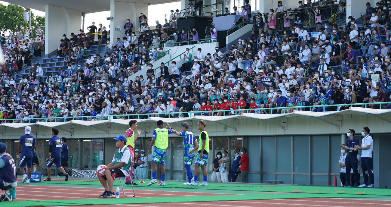 鈴鹿対三重　後半、三浦知が監督に呼ばれるとスタンドから拍手が沸き起こった（撮影・森本幸一）