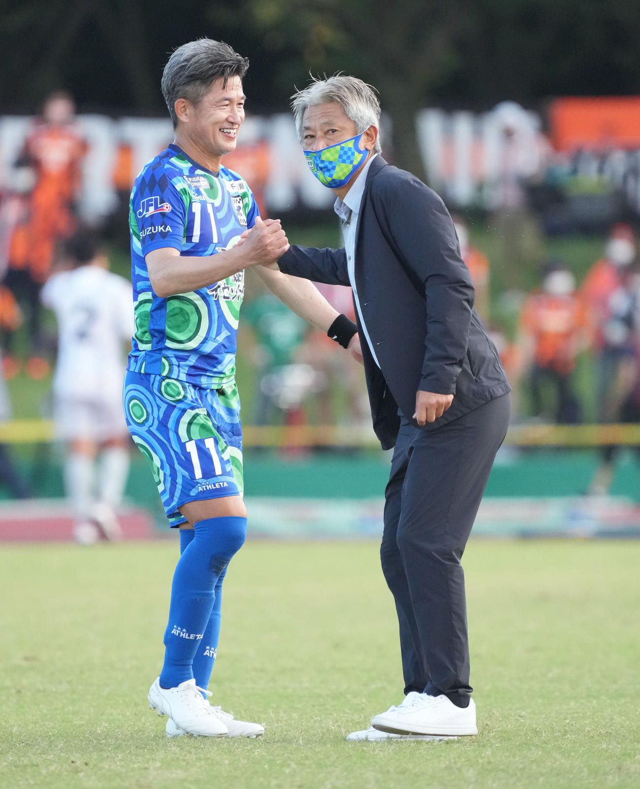 鈴鹿対三重　試合終了、三浦監督と握手を交わす三浦知（左）（撮影・森本幸一）