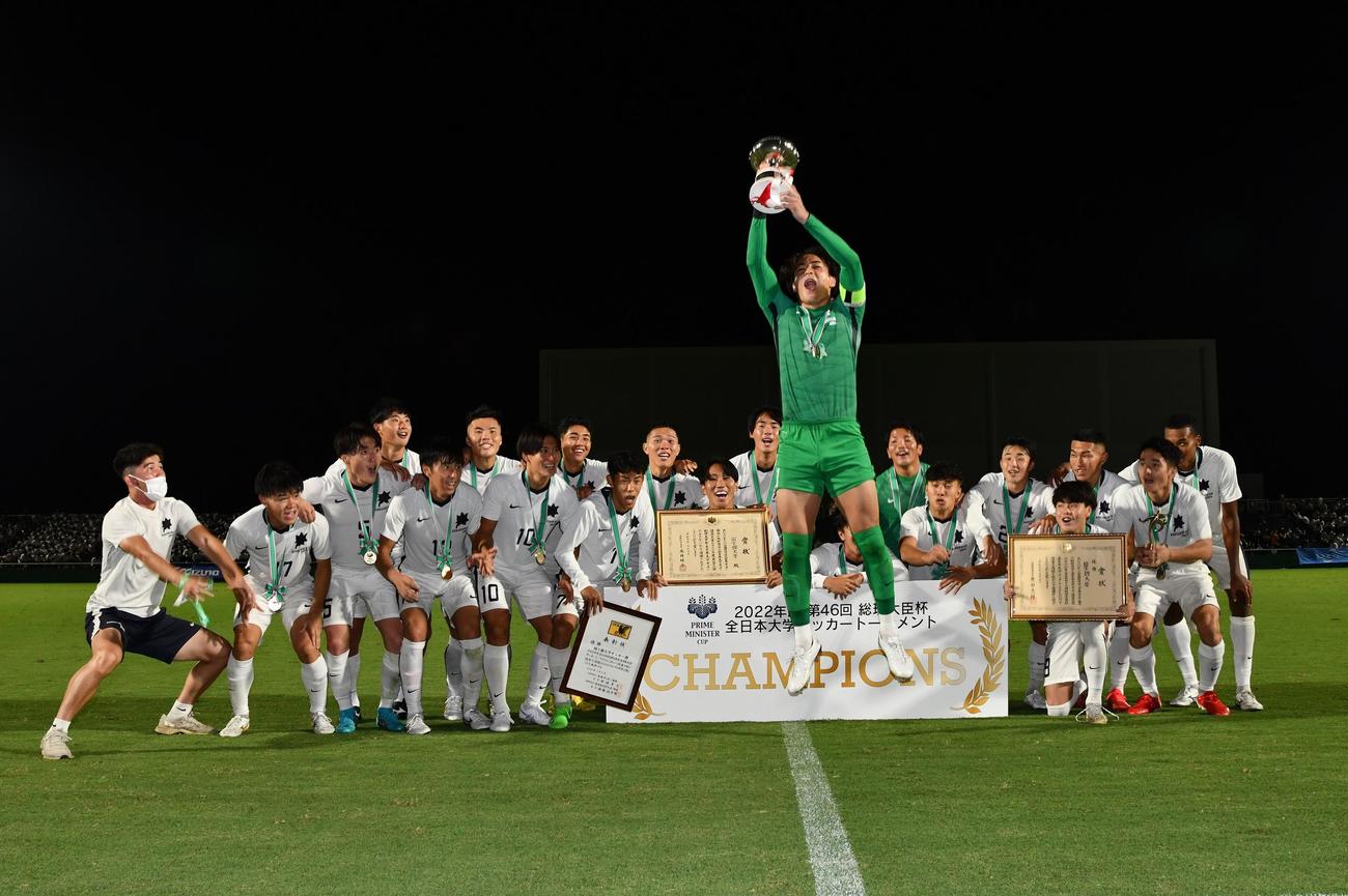 23年ぶり3度目の優勝を手にした国士舘大イレブン（全日本・関東大学サッカー連盟提供）
