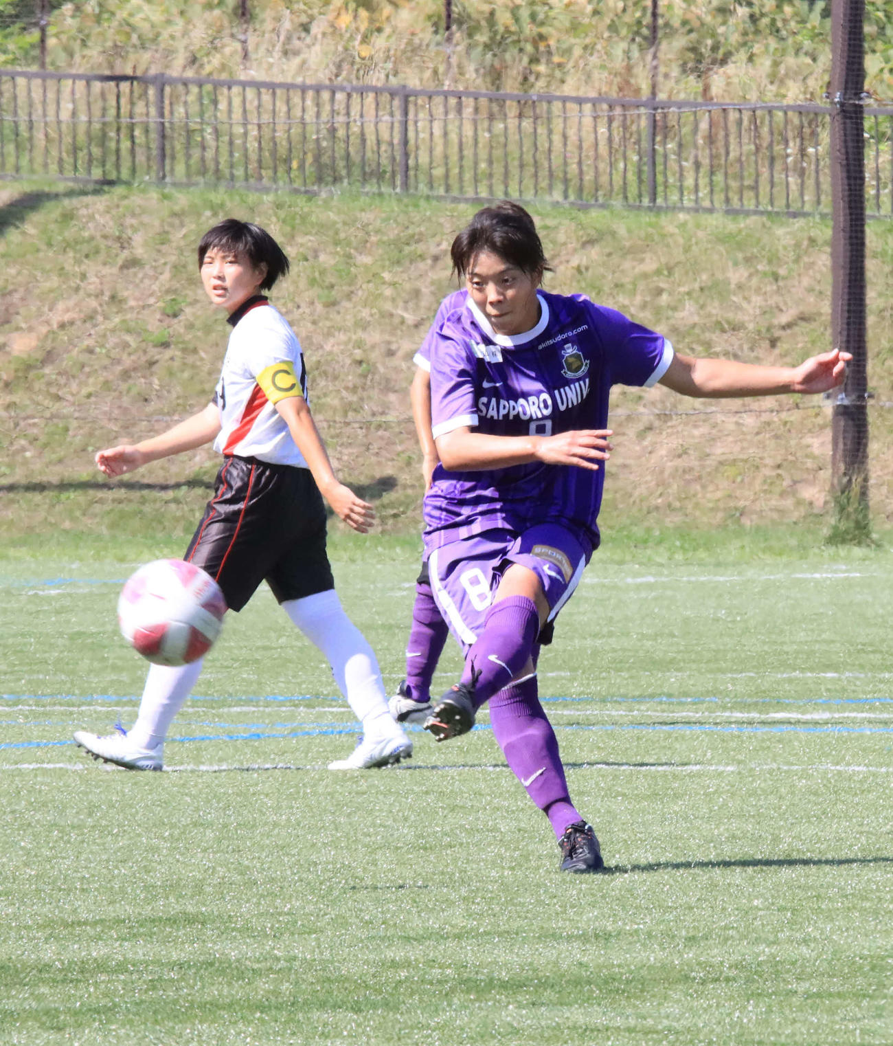 前半30分、FKで先制点を奪う札幌大ヴィスタMF玉川（右）（撮影・保坂果那）