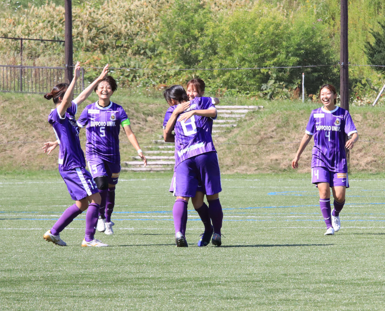 前半30分、直接FKで先制し喜ぶ札幌大ヴィスタの選手ら（撮影・保坂果那）