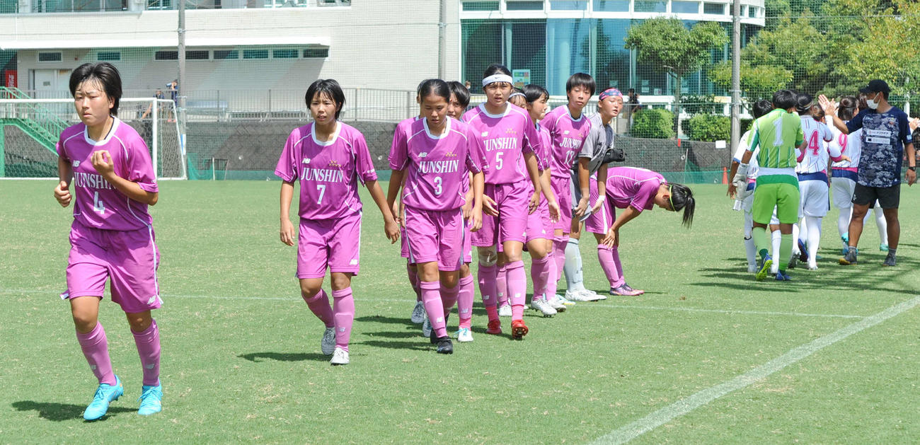試合後のあいさつを終えてベンチに戻る藤枝順心高イレブン　