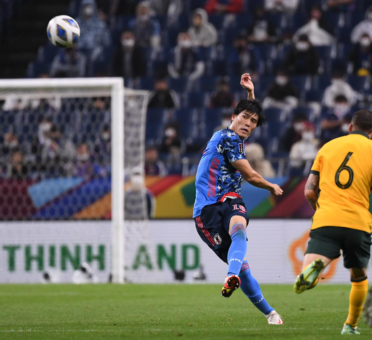 日本対オーストラリア　後半、クリアする冨安（2021年10月12日撮影）