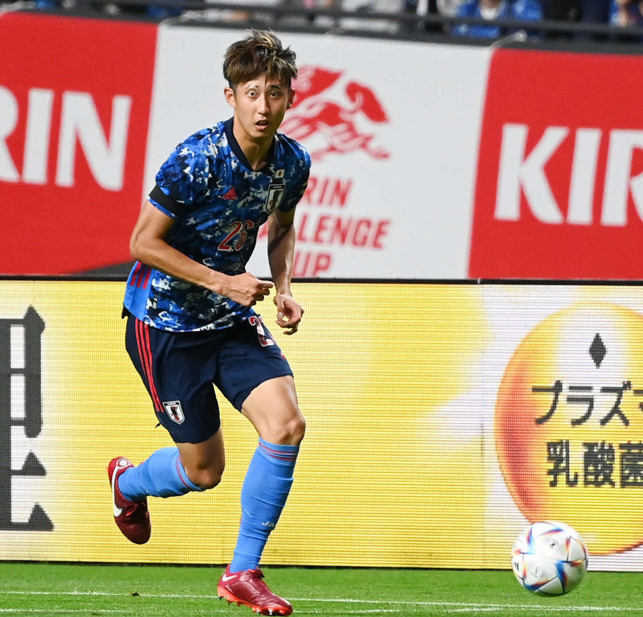 左サイドを攻め上がる伊藤洋輝（22年6月2日撮影）