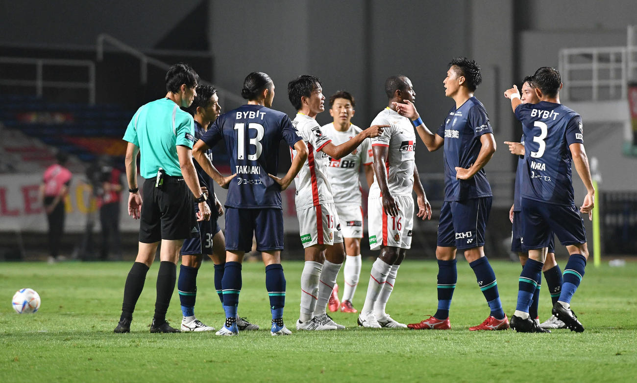 クルークスの同点ゴール直後、ピッチでもめる名古屋、福岡の選手たち（2022年9月3日撮影）