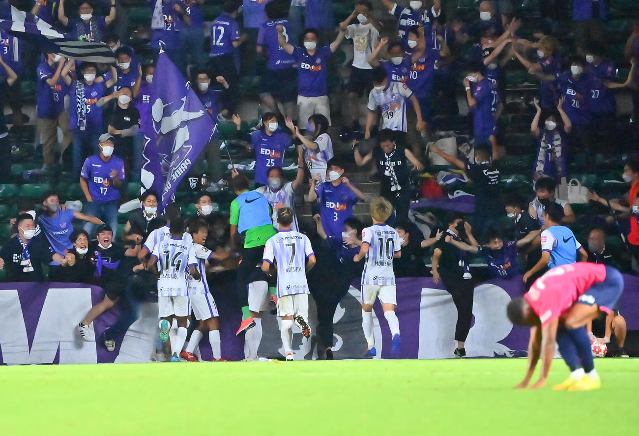 C大阪対広島　後半、決勝ゴールを決めた広島川村はサポーターとともに喜び合う（撮影・和賀正仁）
