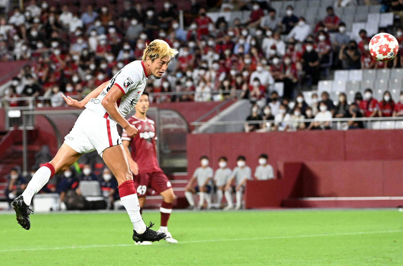 神戸対鹿島　後半、決勝のヘディングシュートを決めた鹿島鈴木（撮影・前岡正明）