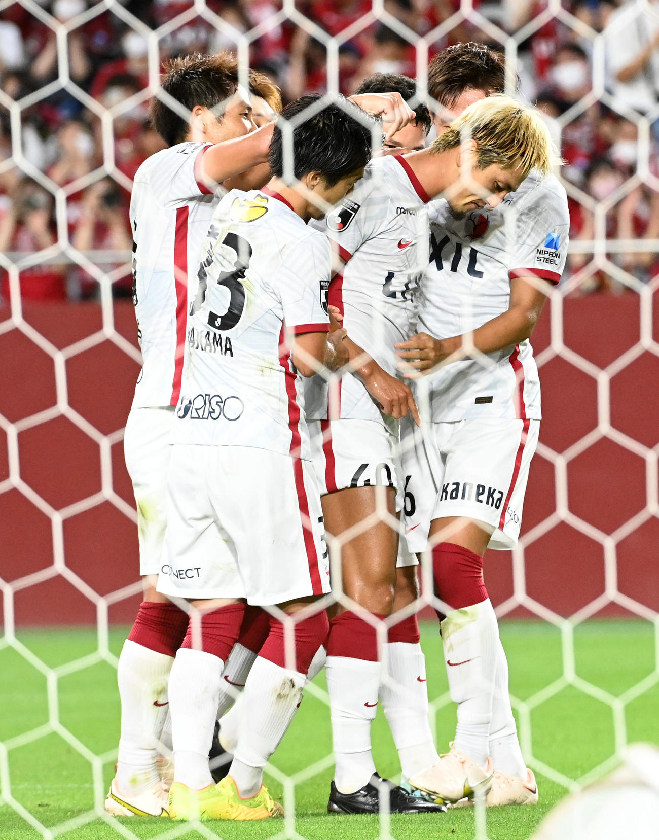 神戸対鹿島　後半、決勝のヘディングシュートを決めた鹿島鈴木（中央）はイレブンの祝福を受ける（撮影・前岡正明）